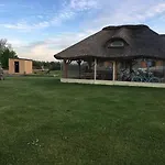 Comfortable With Terrace, Close To Apartmán Ustronie Morskie
